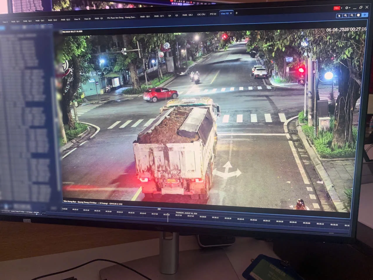 Camera AI bắt lỗi xe tải rơi vãi đất trong đêm