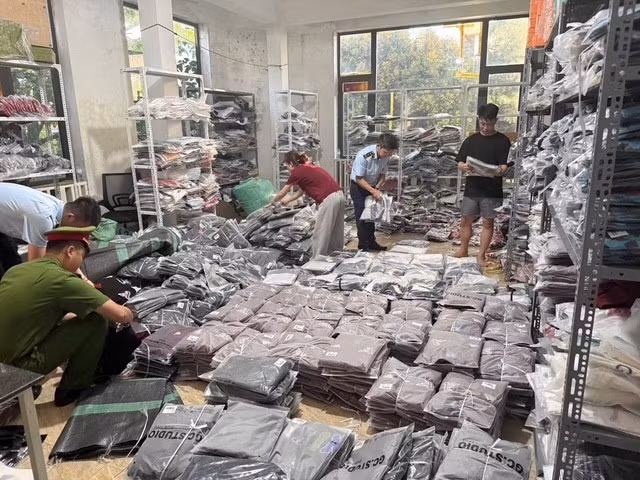 Đường dây hàng fake xa xỉ: Từ Louis Vuitton đến Gucci bị lật tẩy