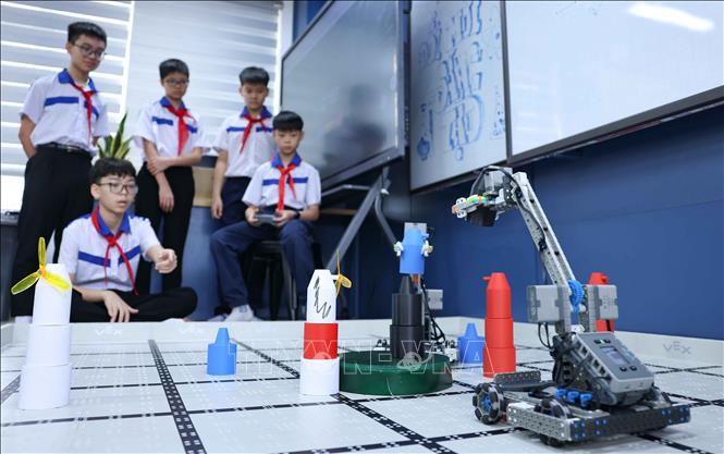 STEM, AI và tiếng Anh vào trường học mà không gây áp lực