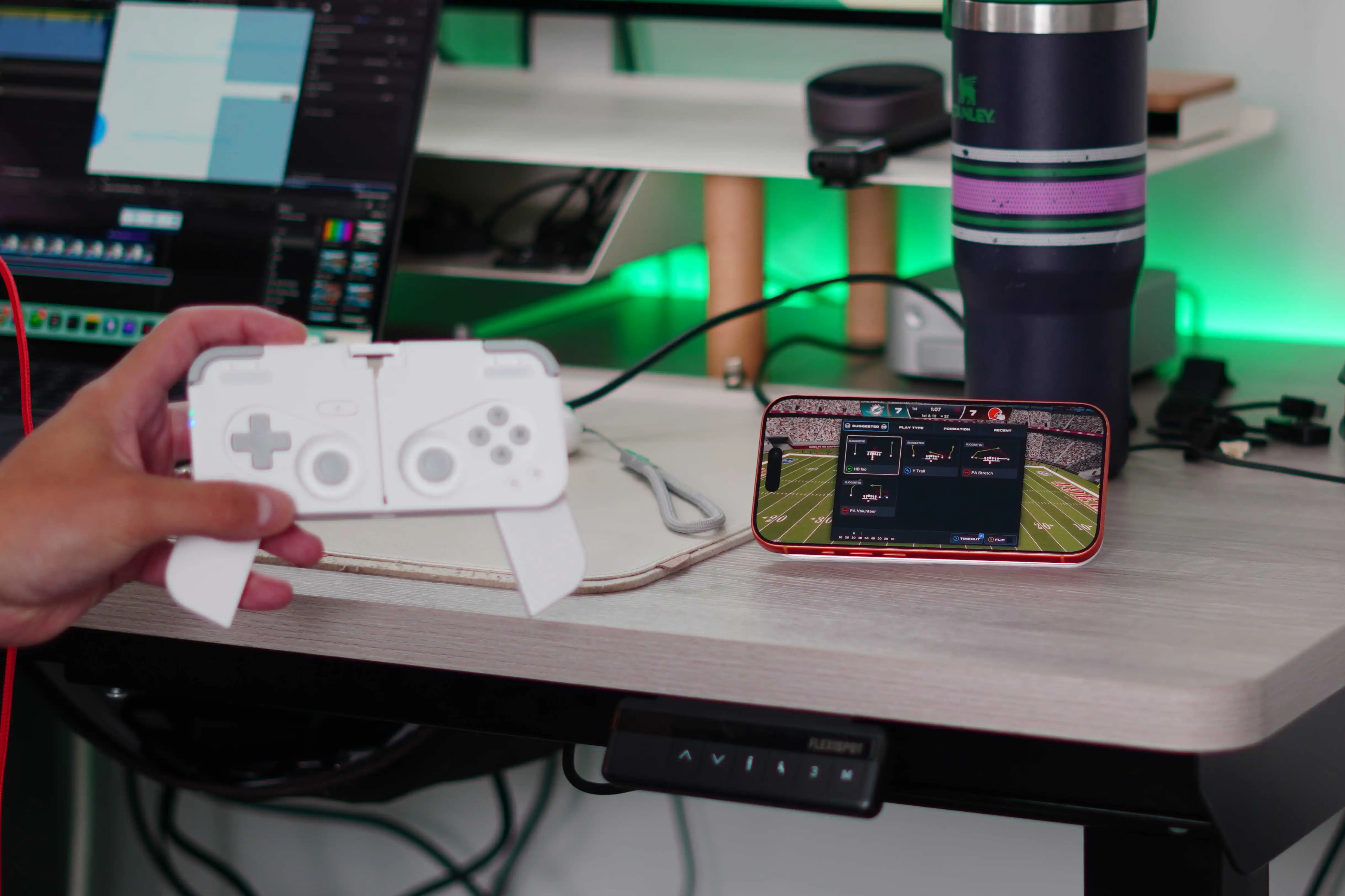 Biến iPhone thành console cầm tay: Ohsnap MCON vs 8BitDo FlipPad