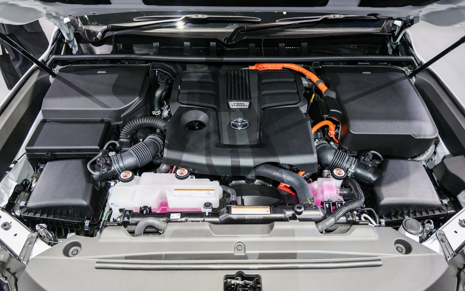 Toyota Land Cruiser Hybrid: V6 tăng áp và bước ngoặt điện hóa cho SUV huyền thoại