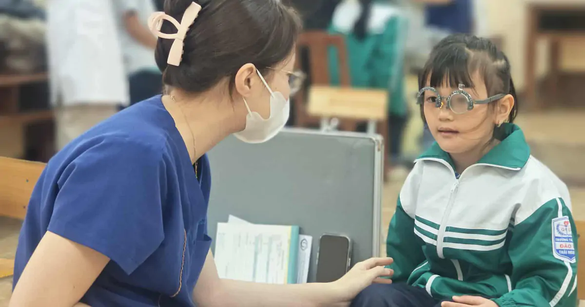 Cận thị ở trẻ em tăng vọt: Lỗi tại màn hình hay tại người lớn?