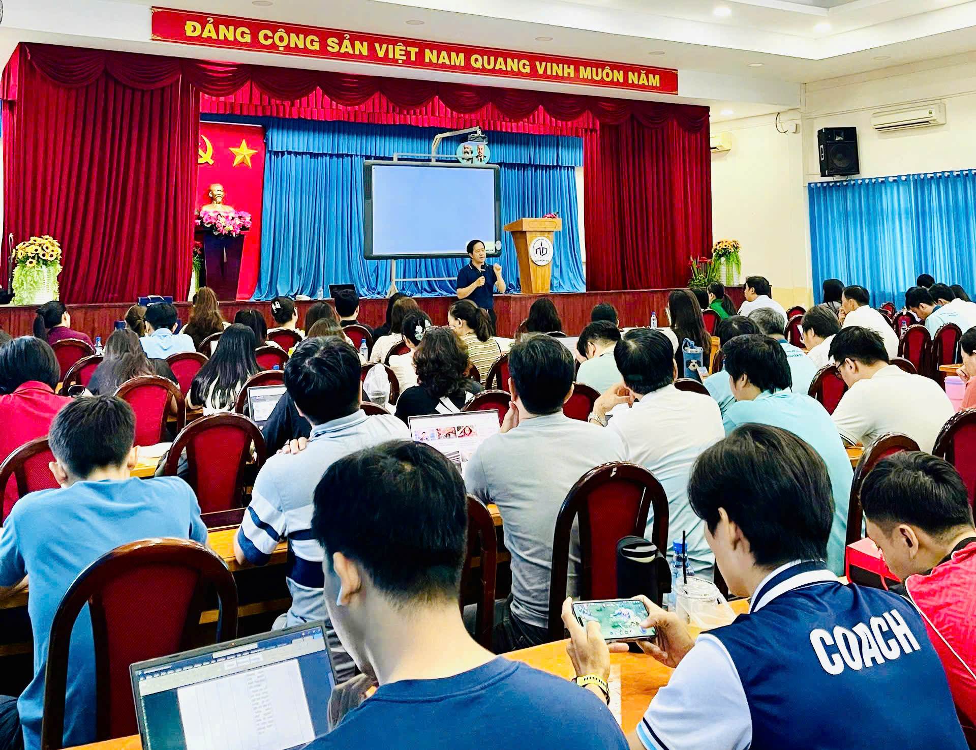 Giáo viên học cách tích hợp AI vào giảng dạy: nên tham gia khóa nào?