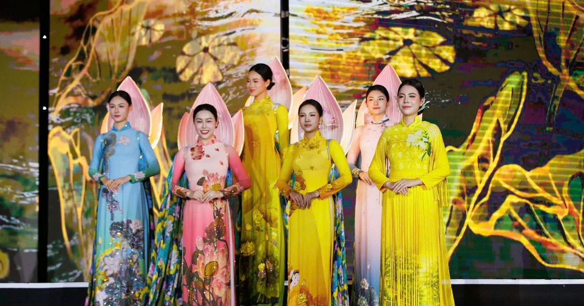 Áo dài "Hoa Hà Nội" của NTK Thoa Trần: 12 mùa hoa bước ra sàn diễn quốc tế