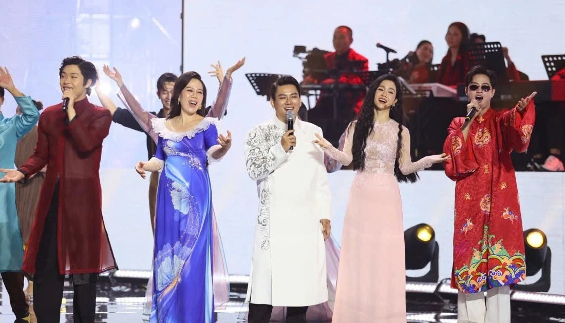 Ca sĩ Việt kiếm hàng trăm triệu mỗi tháng: không chỉ nhờ chạy show