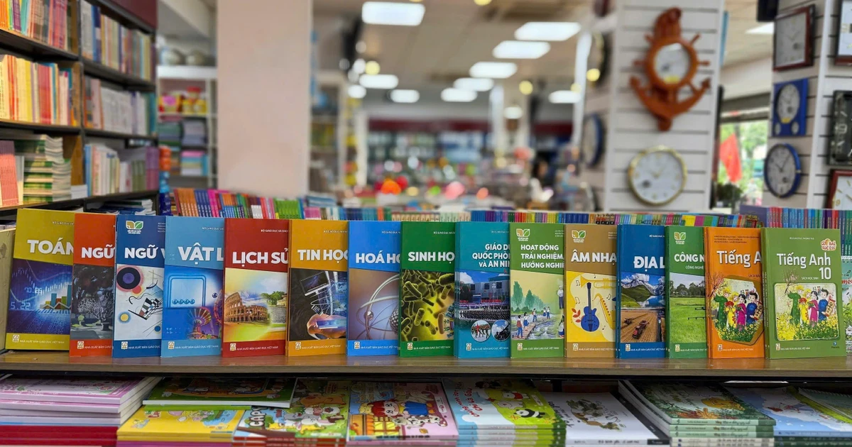 Sách giáo khoa giảm 13,3%: Cơ hội nhẹ gánh cho phụ huynh trước ngày 15/8
