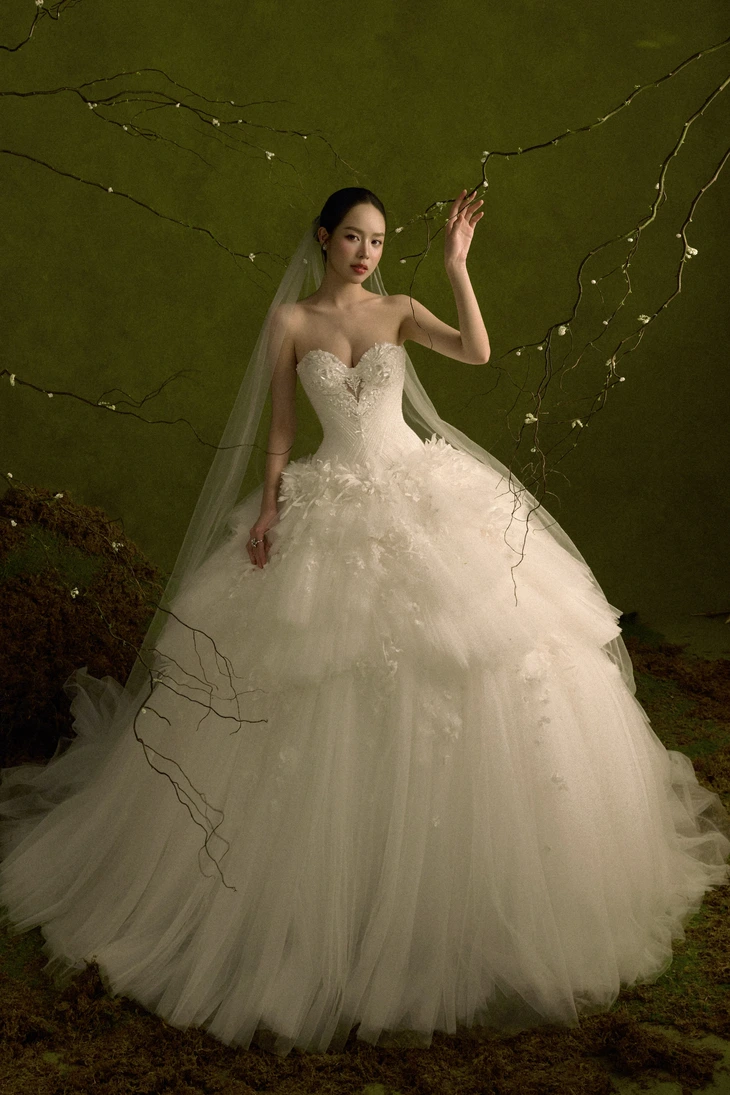 Hoa hậu Thanh Thủy hóa cô dâu trong váy cưới LOVE No.6