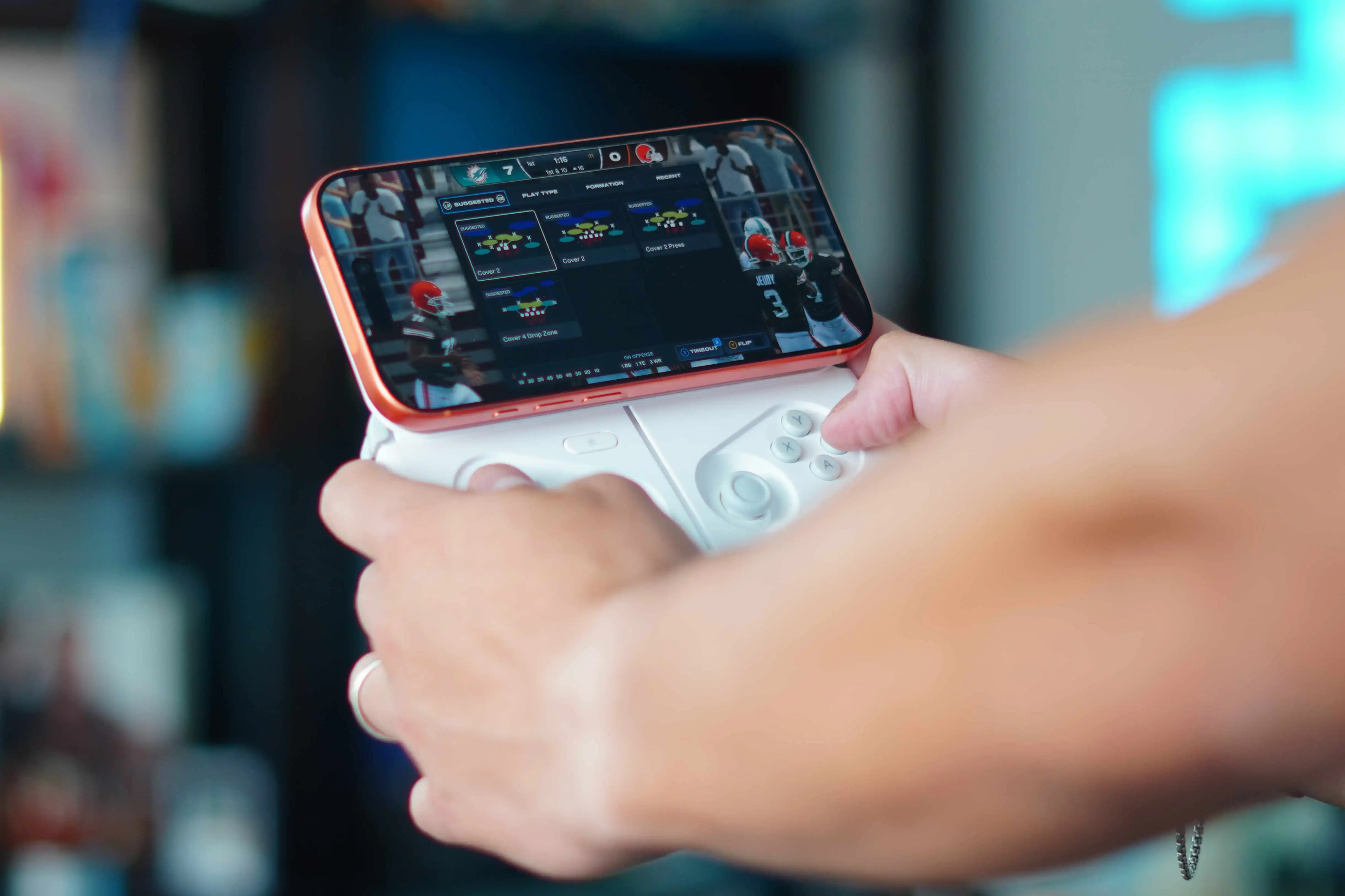 Biến iPhone thành console cầm tay: Ohsnap MCON vs 8BitDo FlipPad