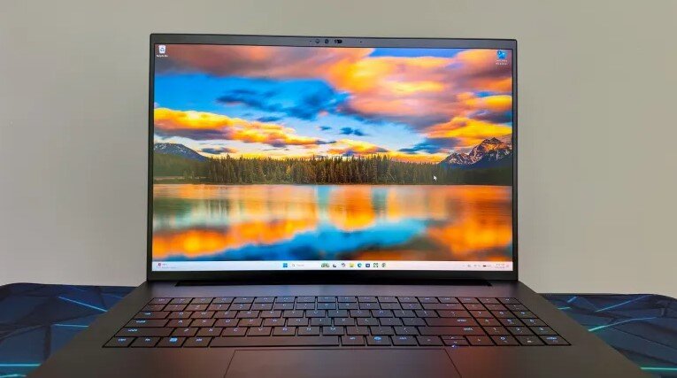 ASUS ROG Strix SCAR 18 vs Razer Blade 18: chọn laptop gaming 18 inch nào?