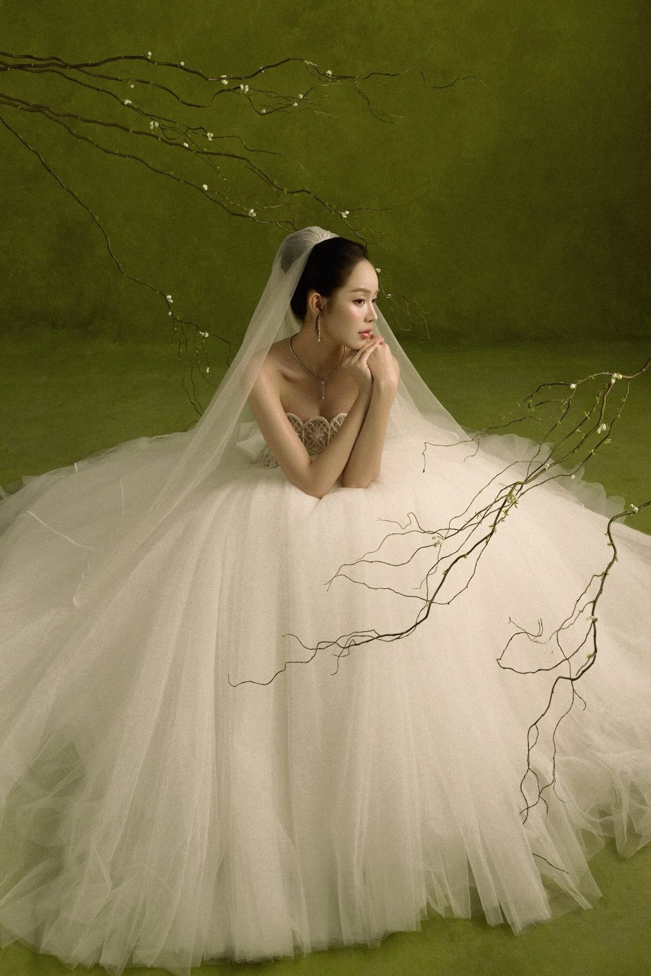 Hoa hậu Thanh Thủy hóa nàng thơ trong Love No.6 của NTK Lê Thanh Hòa