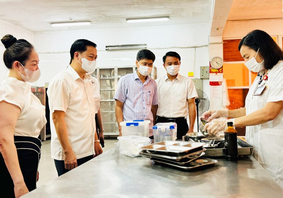 Vệ sinh an toàn thực phẩm ở quán ăn đường phố Hà Nội: Nguy cơ dai dẳng và cách tự bảo vệ