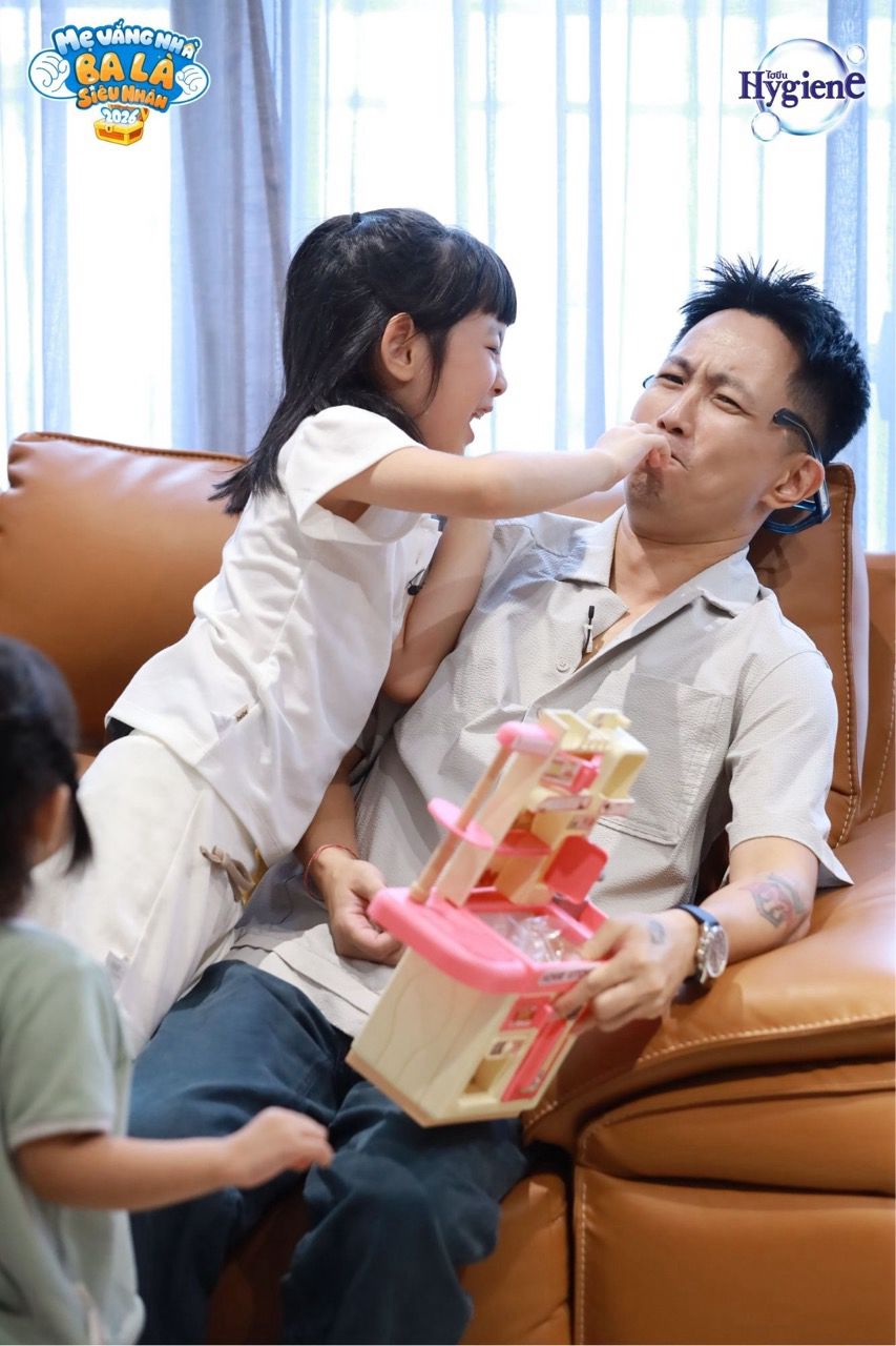 Cách sao Việt dạy con kỹ năng xã hội và EQ cao