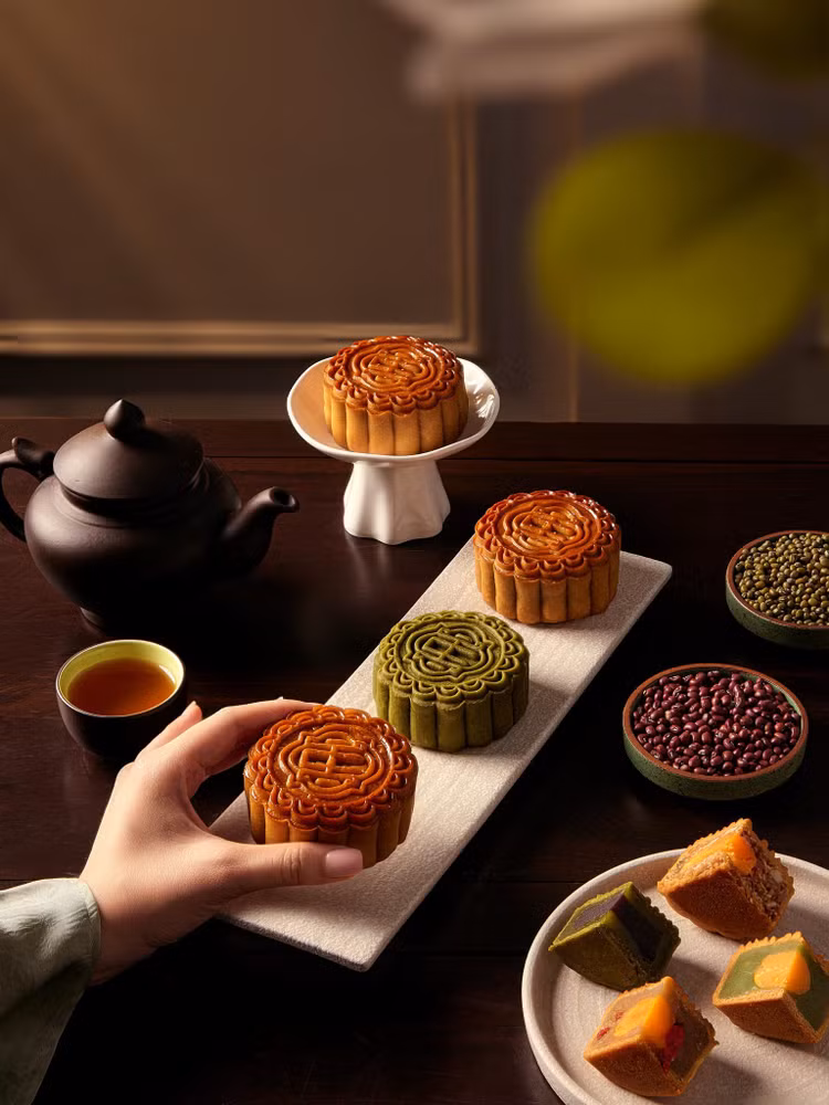 Bánh Trung thu cao cấp: Khảm trai, di sản và câu chuyện hương vị