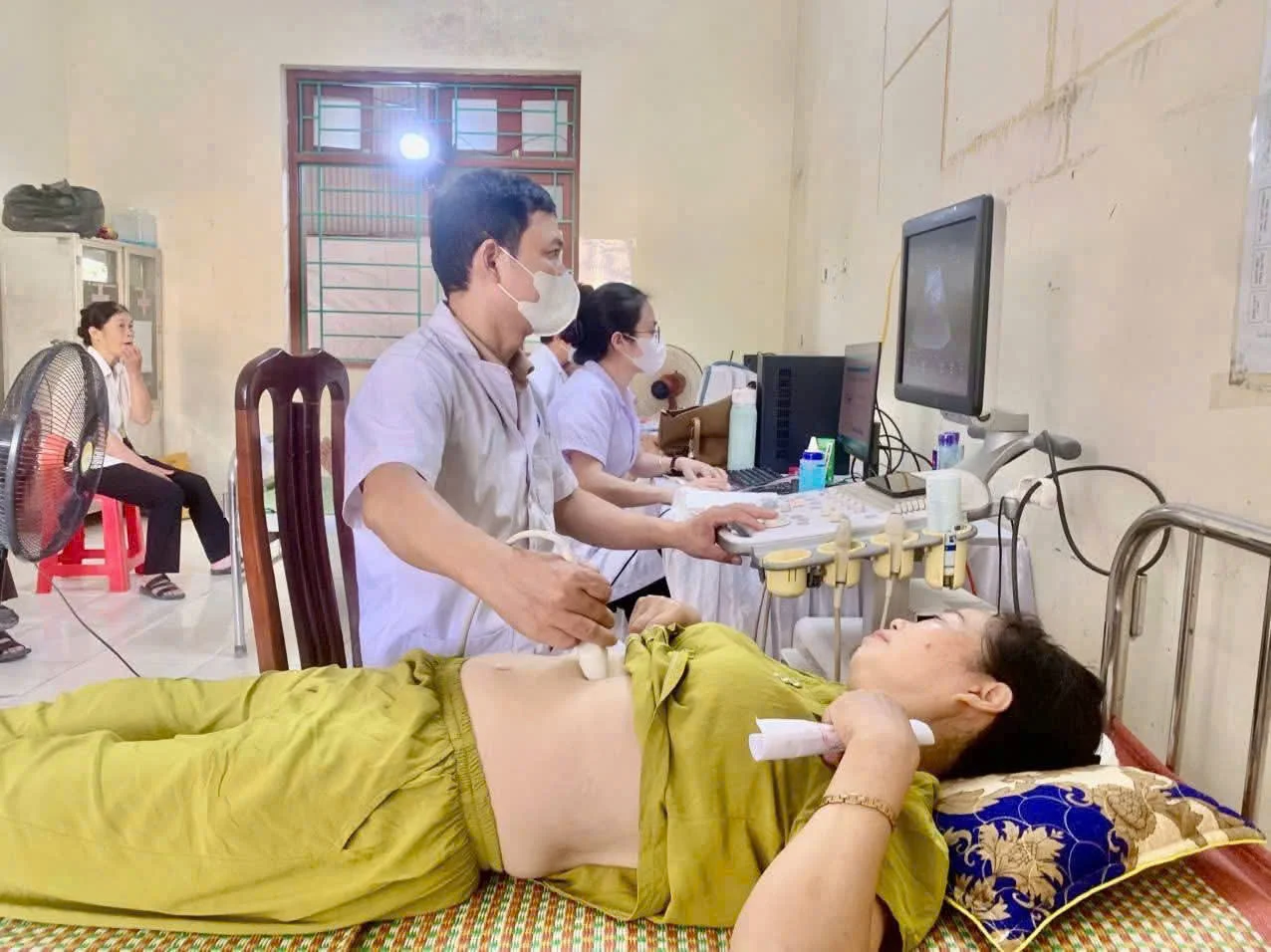 Khám sàng lọc miễn phí: Khi bệnh viện bước ra khỏi tường rào
