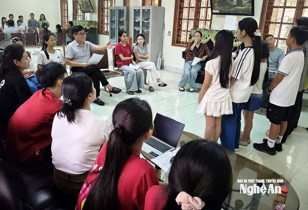 Cuộc thi Tìm kiếm tài năng Dân ca Ví, Giặm Nghệ Tĩnh bùng nổ sức trẻ trên nền dàn nhạc sống