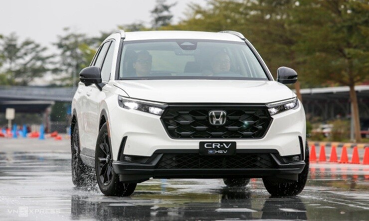 Sedan cỡ C tiết kiệm xăng không cần hybrid