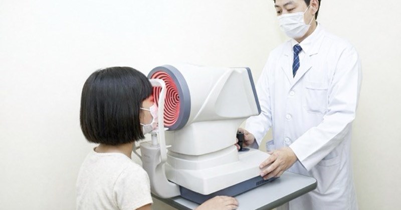 Cận thị ở trẻ em tăng vọt: Lỗi tại màn hình hay tại người lớn?