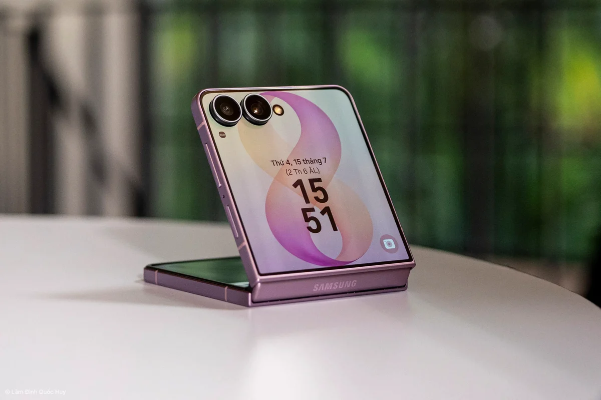 Vì sao người dùng rời bỏ Galaxy Z Flip để chọn Z Fold 8