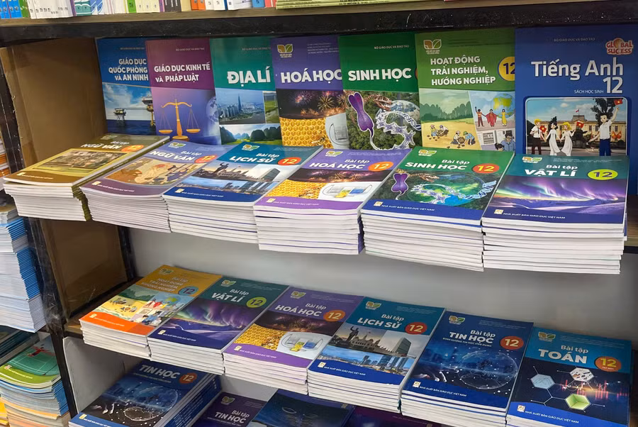 Sách giáo khoa giảm 13,3%: Cơ hội nhẹ gánh cho phụ huynh trước ngày 15/8
