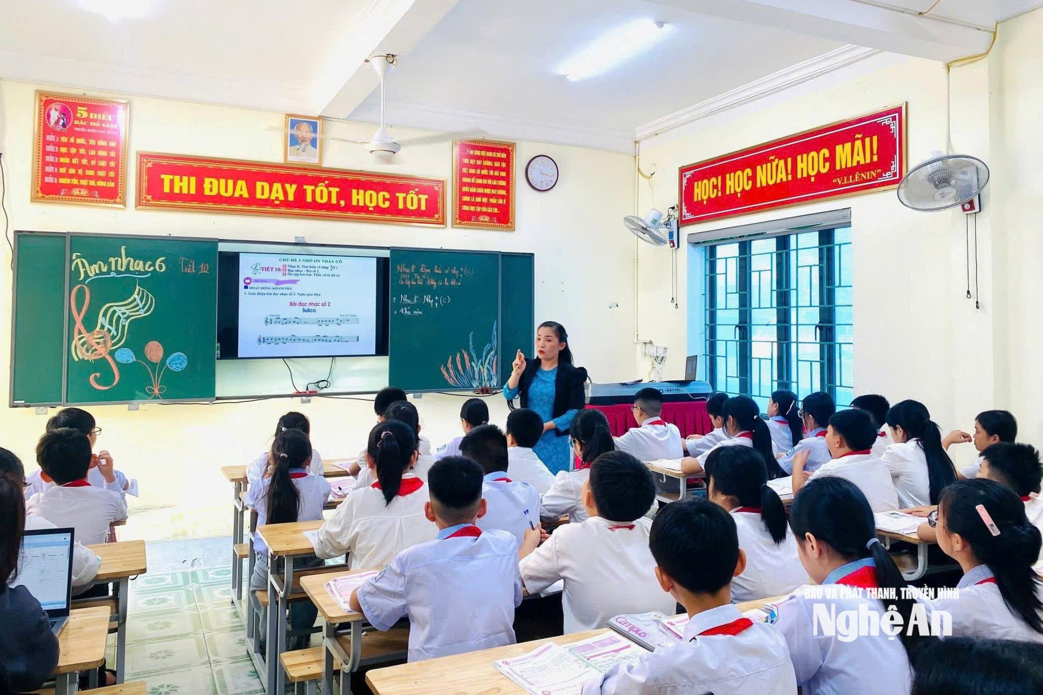 Giáo viên âm nhạc tỏa sáng: từ bục giảng đến sân khấu liên hoan