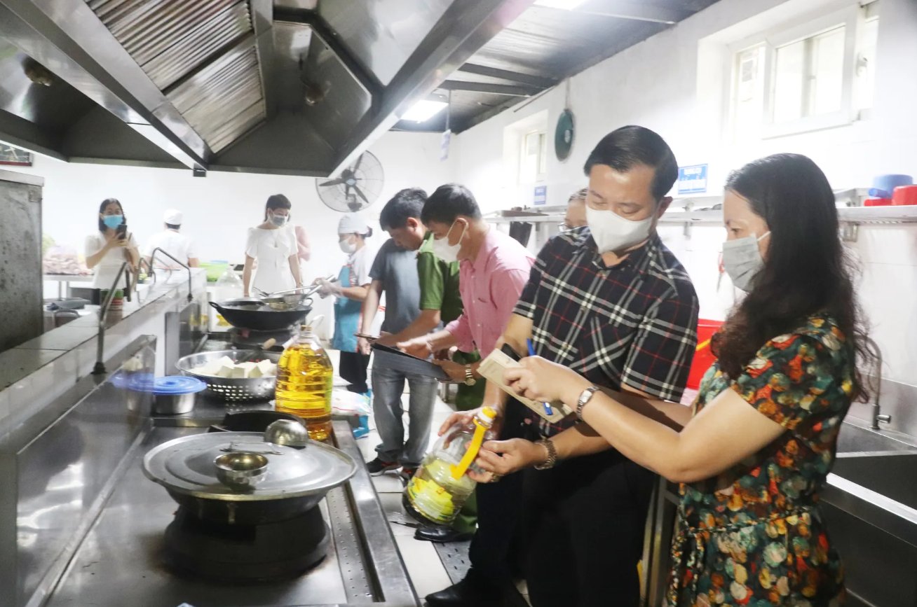 Vệ sinh an toàn thực phẩm ở quán ăn đường phố Hà Nội: Nguy cơ dai dẳng và cách tự bảo vệ