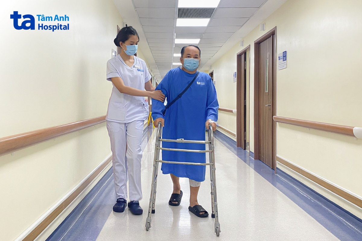 Bệnh viện Việt Nam vượt mốc 100 ca thay khớp khó bằng robot AI CUVIS-Joint
