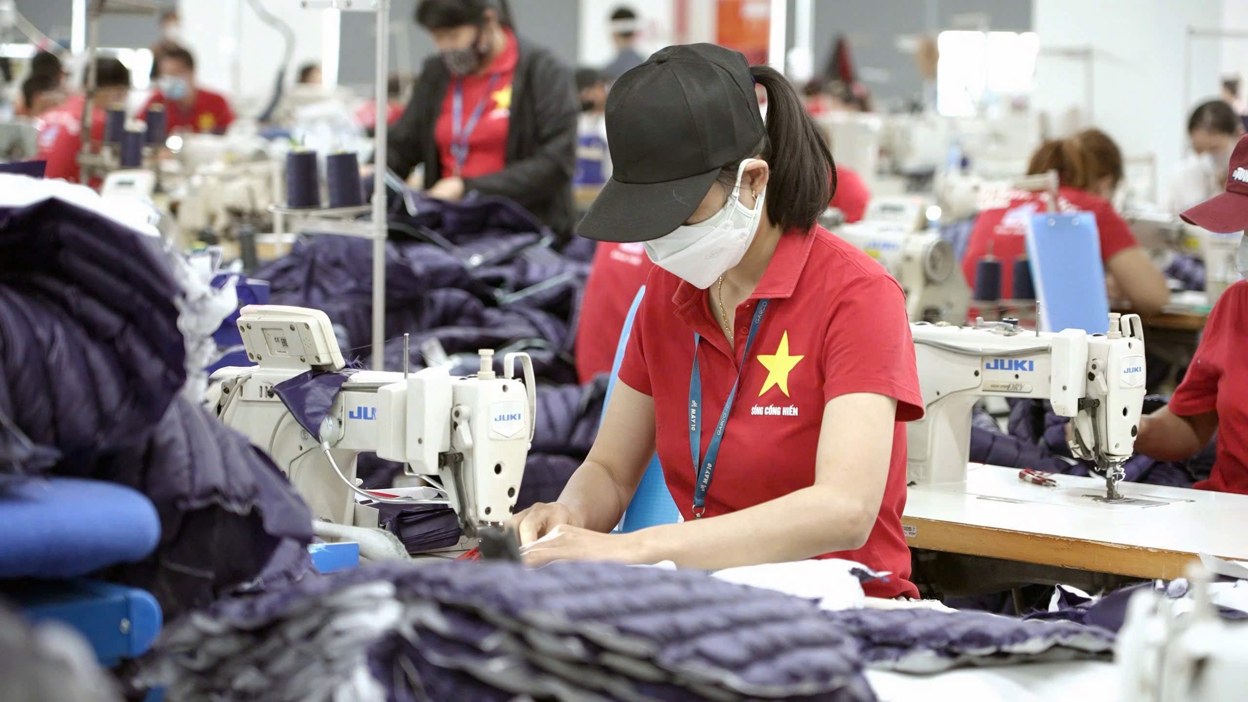 Xuất khẩu dệt may vượt 27 tỷ USD: Xơ sợi và vải dẫn dắt cuộc chơi mới