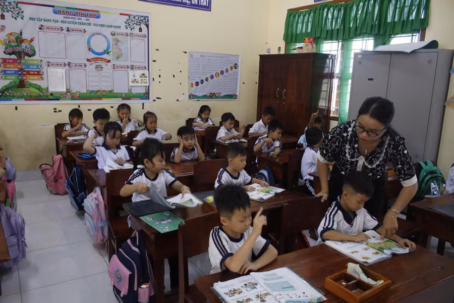 Miễn phí sách giáo khoa ở Nghệ An, Đồng Tháp: Cơ hội hay phép thử cho chính sách giáo dục mới?