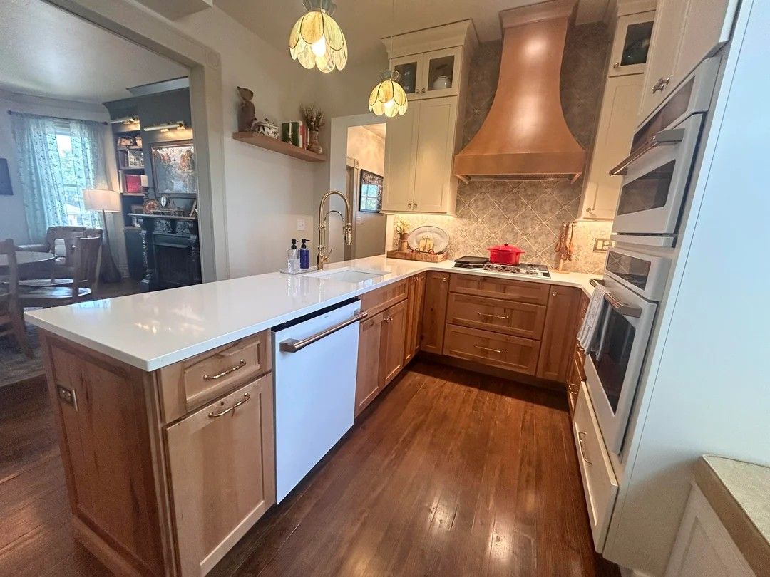 How Peninsula Counters and Unified Surfaces Maximize Kitchen Space