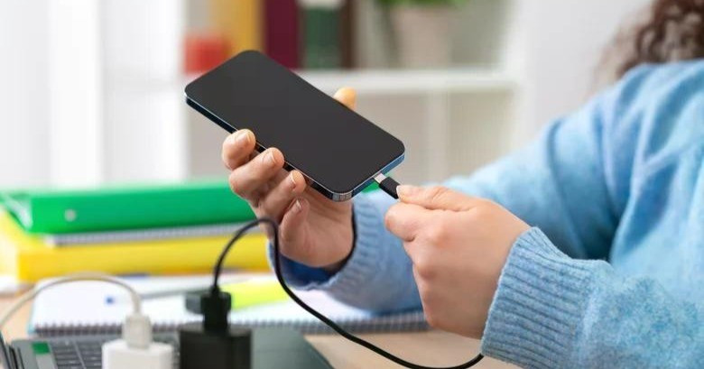 Sạc vừa dùng điện thoại, sạc nhanh, chế độ máy bay: nên làm gì để pin không “tụt mood”?