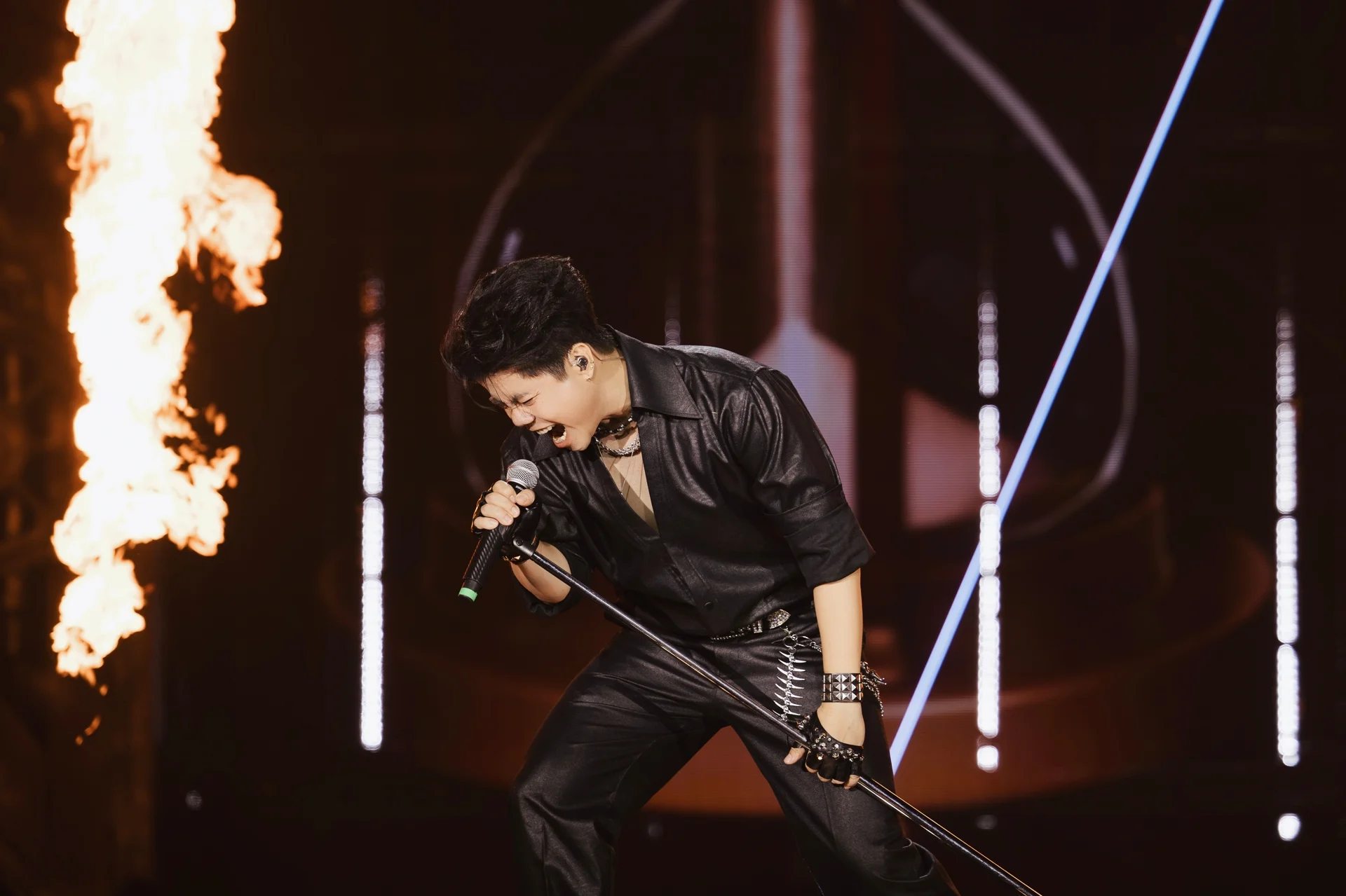 Đinh Mạnh Ninh phá vỡ giới hạn với màn rock Giã từ dĩ vãng