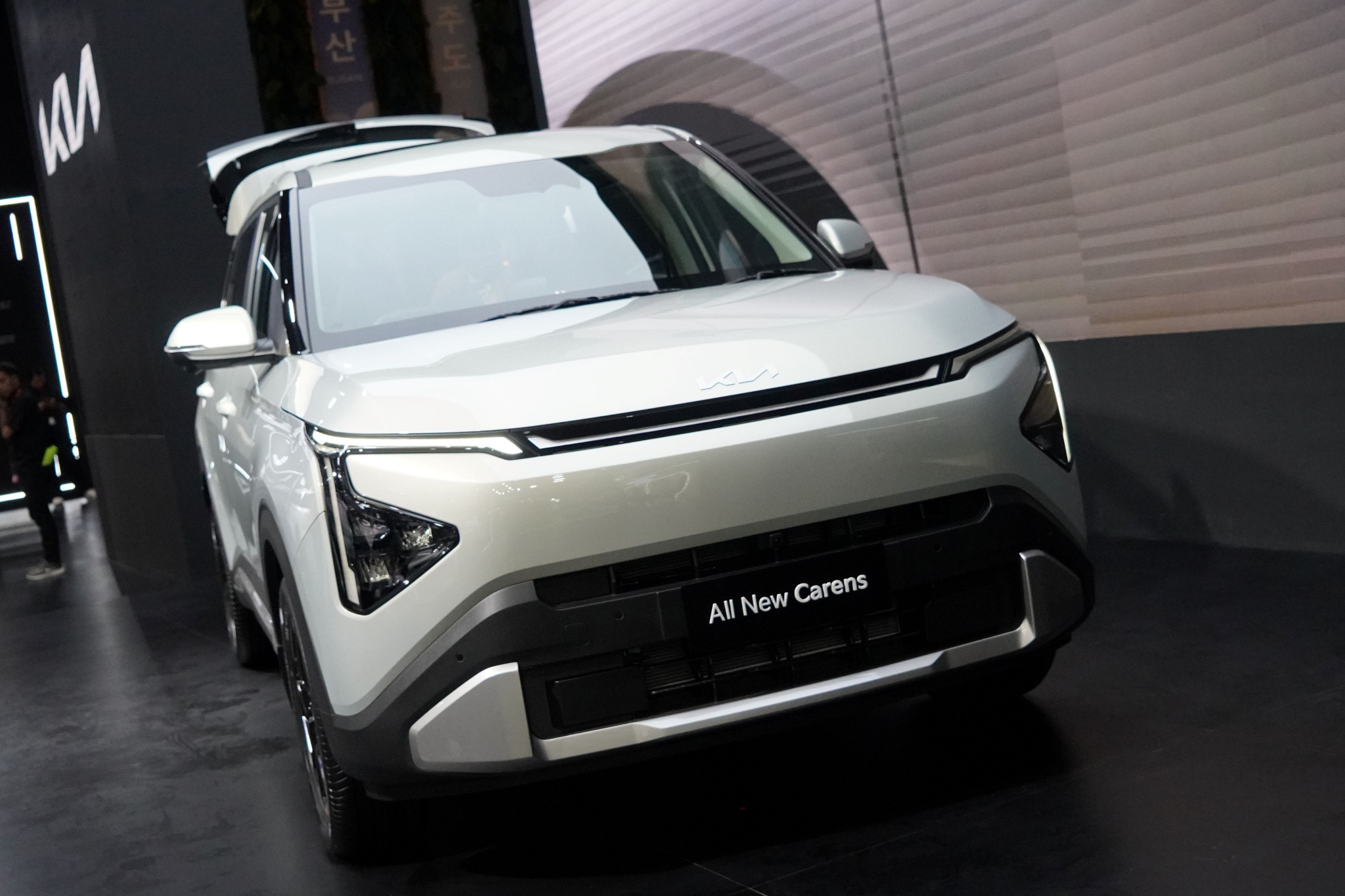 Kia Carens facelift: cú lột xác để tấn công Xpander, Veloz Cross