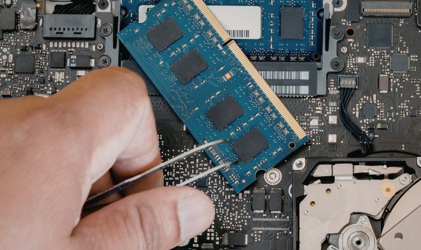 Laptop mới hay nâng cấp máy cũ: Quyết định sáng suốt cho tân sinh viên