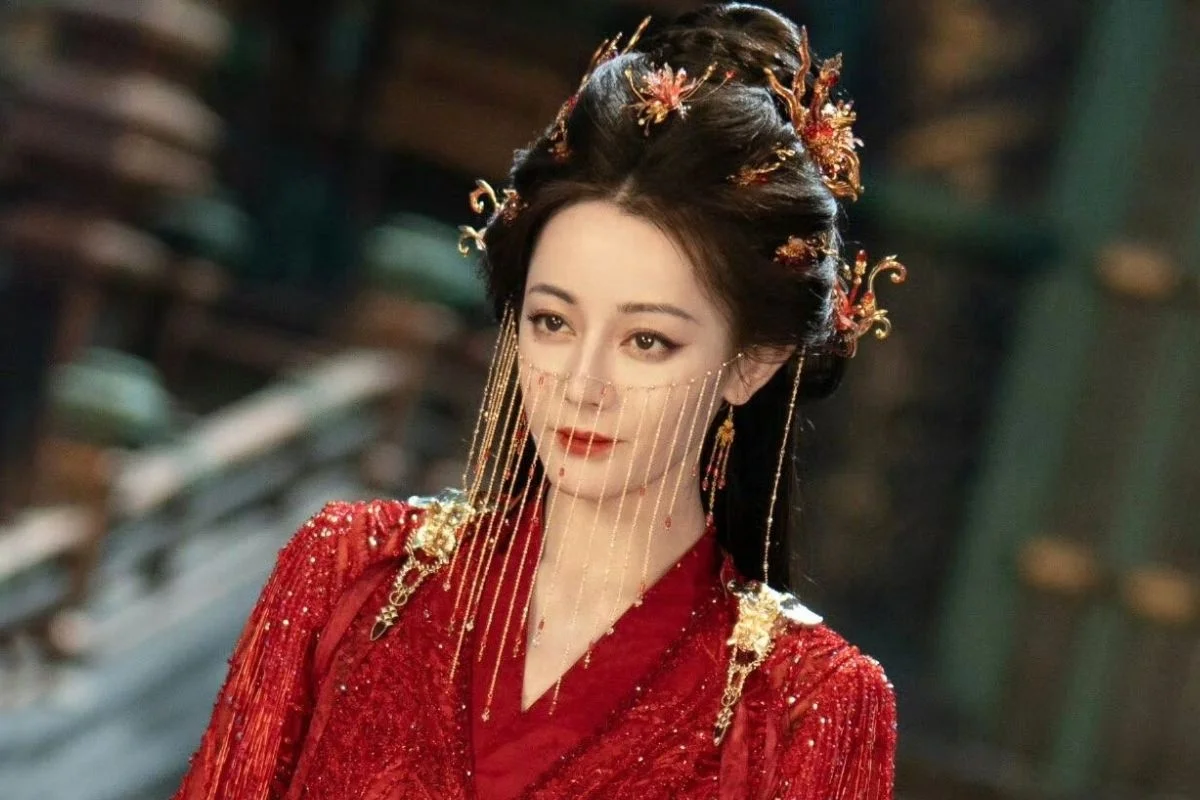 Địch Lệ Nhiệt Ba: Từ mỹ nhân Tân Cương đến nữ hoàng mạng xã hội