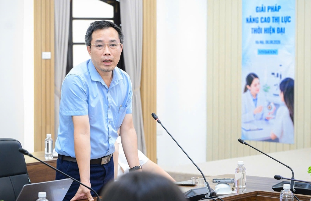 Cận thị ở trẻ em bùng nổ vì điện thoại: Cha mẹ phải thay đổi trước