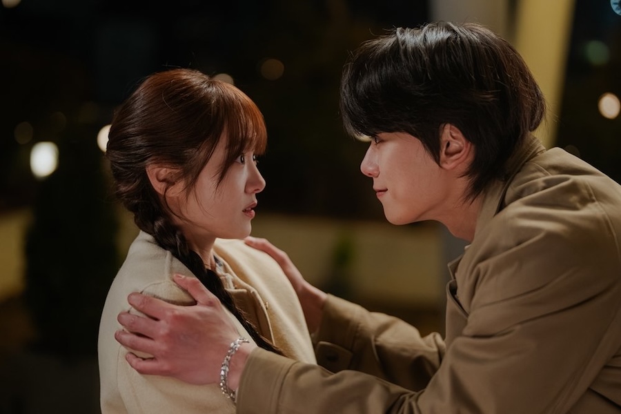 Tại sao 'My Bias, My Boss' hụt hơi trước 'Cõng Anh Mà Chạy'?
