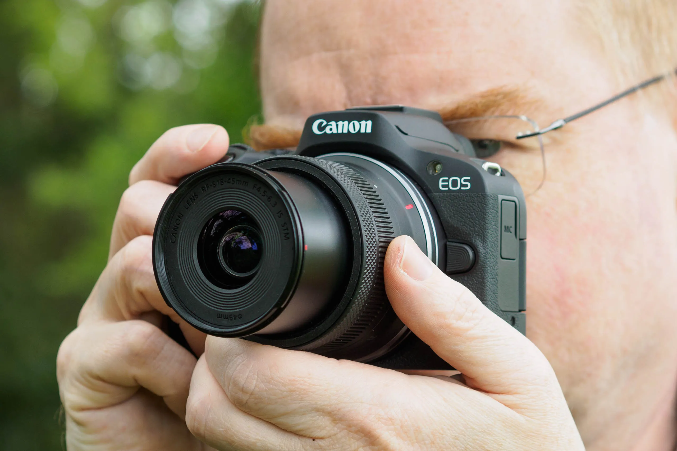 Máy ảnh mirrorless giá rẻ với ống kính kèm theo cho người mới