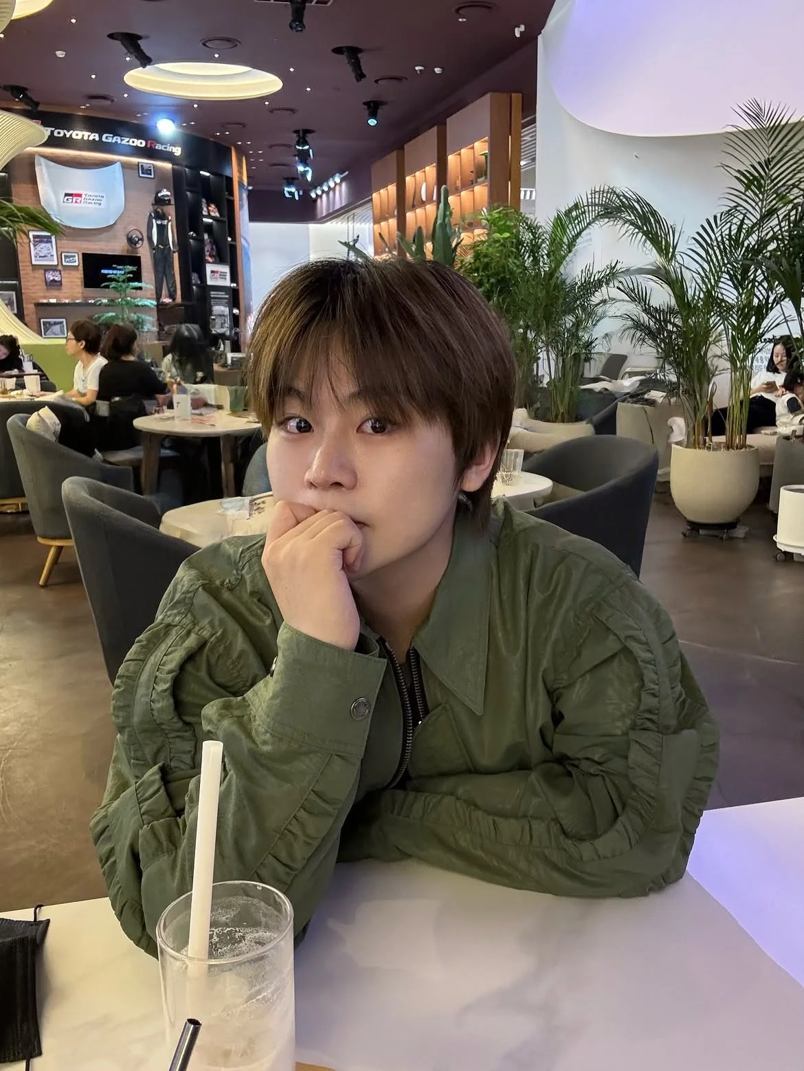 Từ MV viral đến sân khấu K-pop: Lớn lên dưới ánh đèn không như mơ