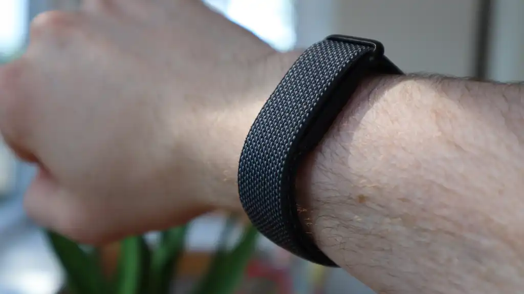 Apple’s Quiet Bet on a Screenless Fitness Tracker