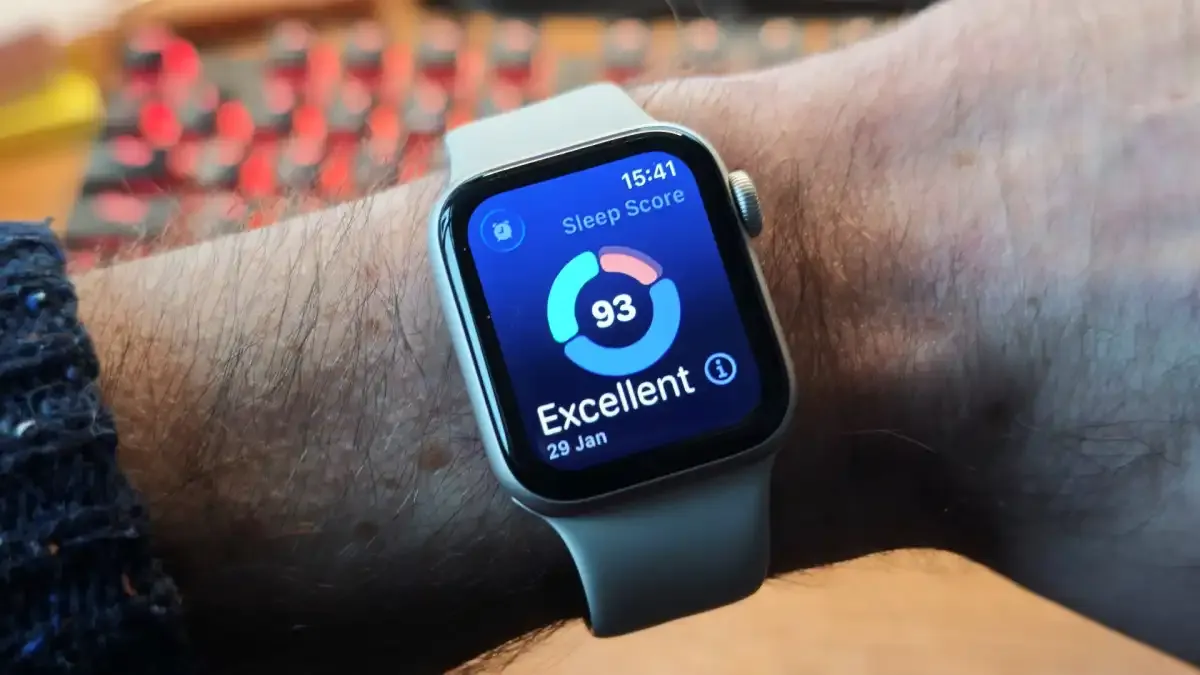 Apple’s Quiet Bet on a Screenless Fitness Tracker