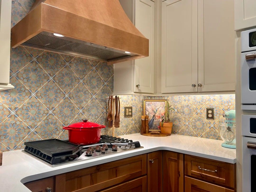 How Peninsula Counters and Unified Surfaces Rescue Cramped Kitchens