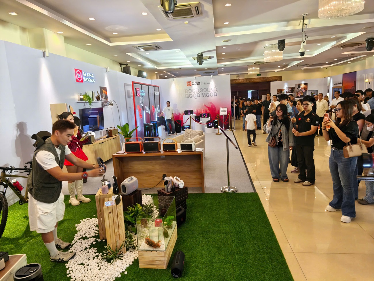 P.H.E Show: Khi giải trí tại gia trở thành sân chơi âm thanh thông minh