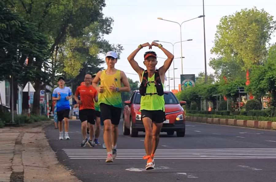 Từ bệnh tật đến 100km chân đất: Hành trình cực đoan của những runner đặc biệt