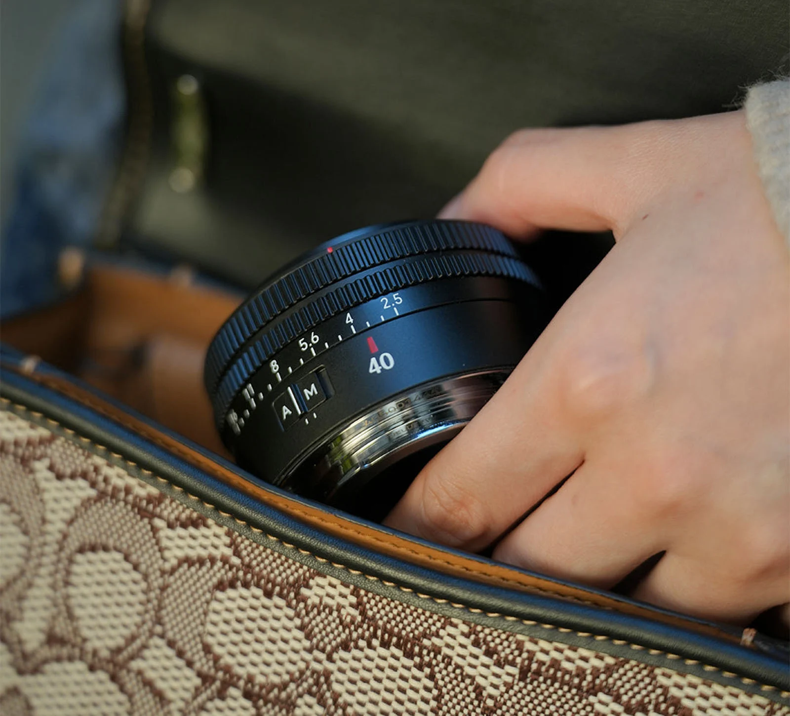 Ống kính AF dưới 200 USD: 7Artisans và SG-image cho mirrorless