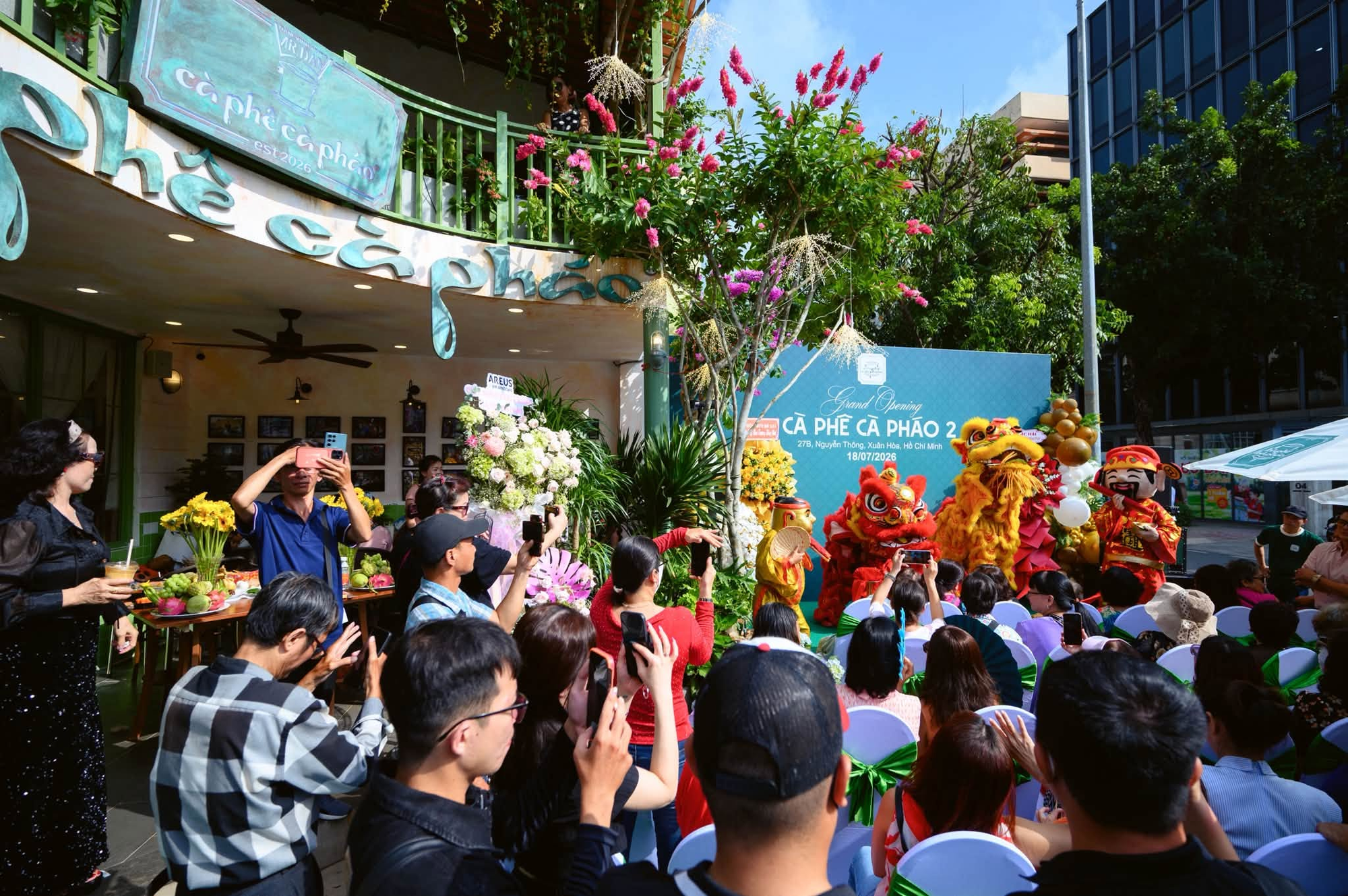 Từ sân khấu đến bàn quản lý: Khi ca sĩ nổi tiếng chuyển hướng kinh doanh