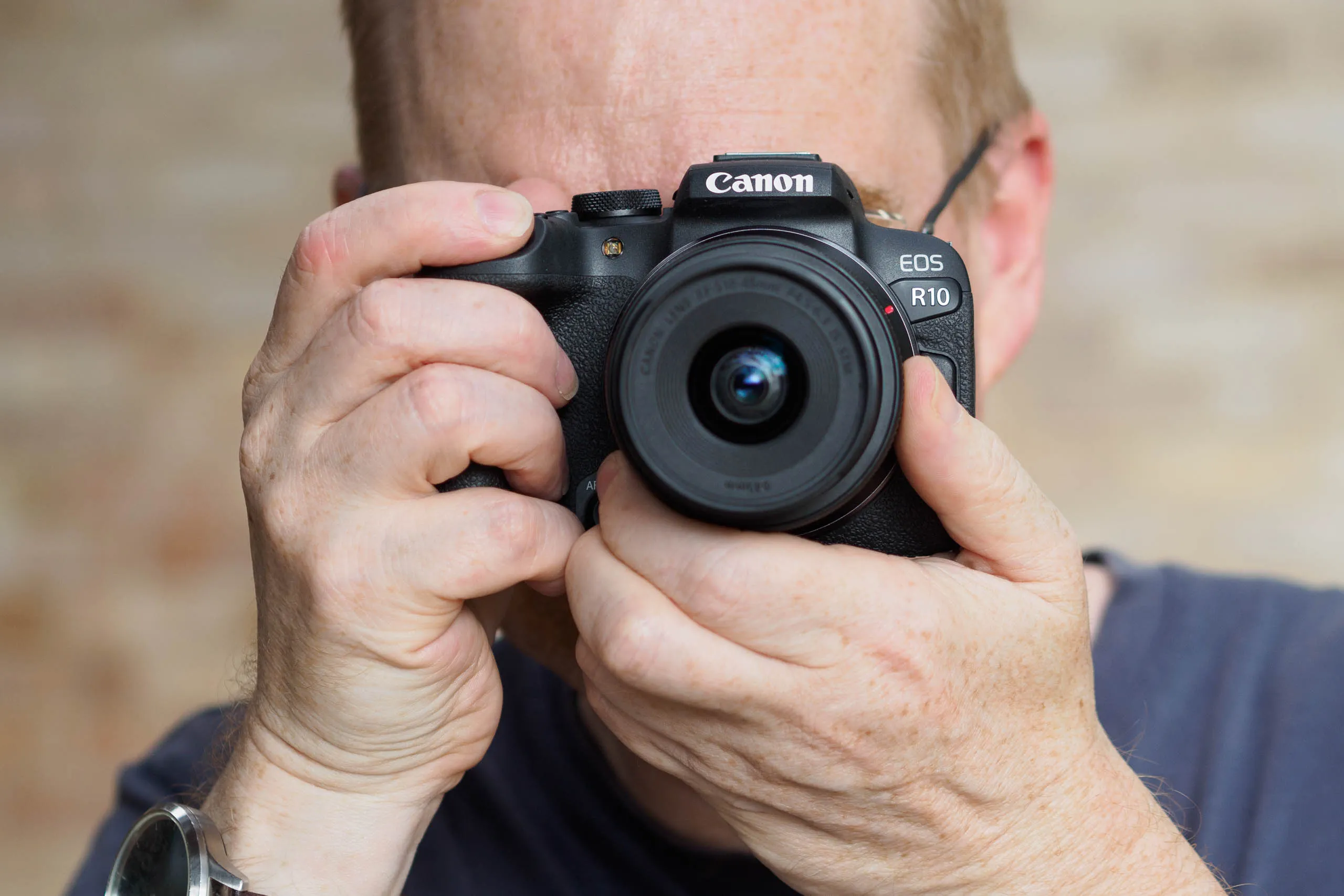 Máy ảnh mirrorless giá rẻ với ống kính kèm theo cho người mới