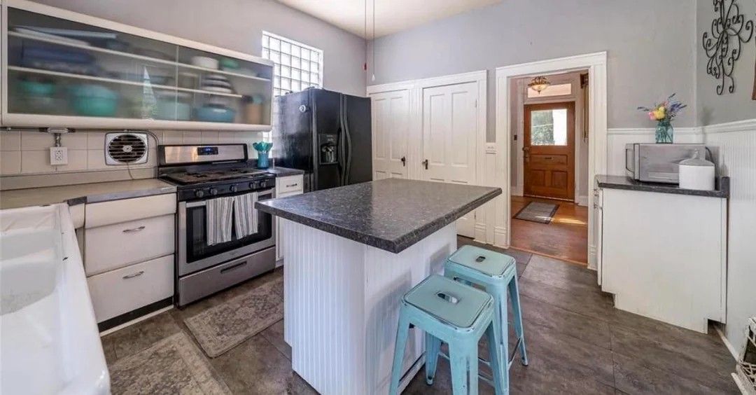 How a Kitchen Peninsula Counter Transforms Compact Cooking Spaces