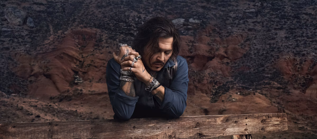 Từ Johnny Depp đến Jungkook: khi nước hoa cao cấp hóa thành ký ức