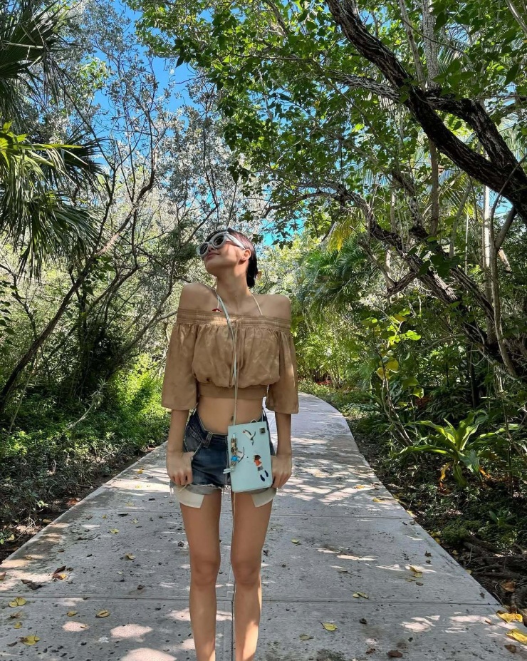 Từ túi Loewe của Lisa đến túi Ferragamo của Dua Lipa: sao hạng A định hình xu hướng túi xách hiệu