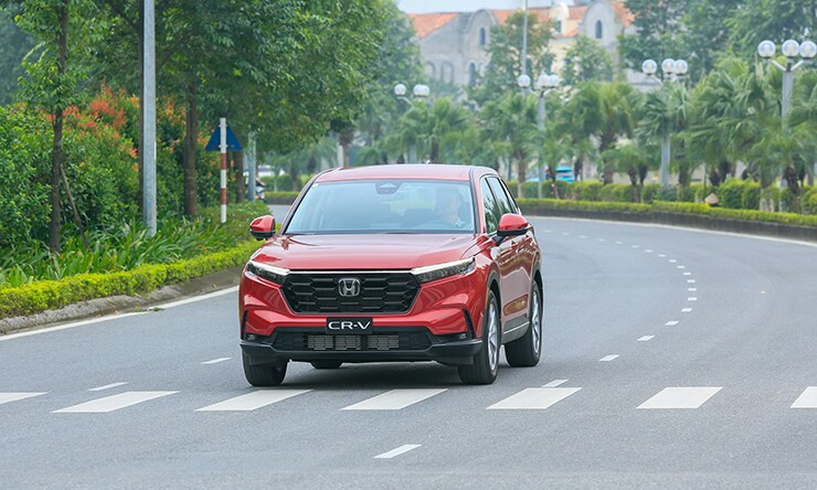 Honda HR-V Hybrid e:HEV vs Toyota Corolla Cross: chọn SUV cỡ nhỏ tiết kiệm xăng nào?